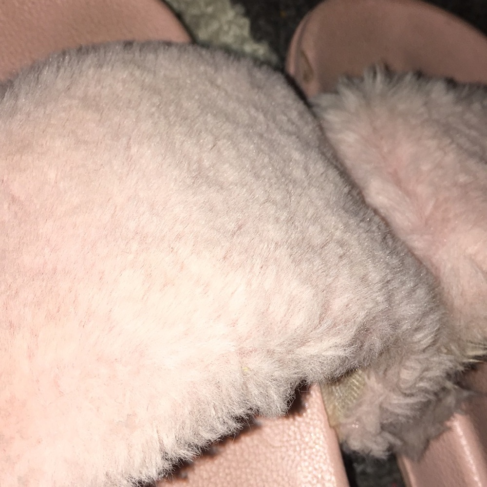 Guess Fuzzy Slides - Picture 4 of 4